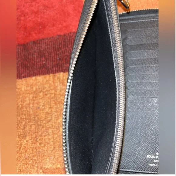 *LIKE NEW* -  LOUIS VUITTON ZIPPY VERTICAL TIAGA LEATHER (BLACK) - - Picture 9 of 11